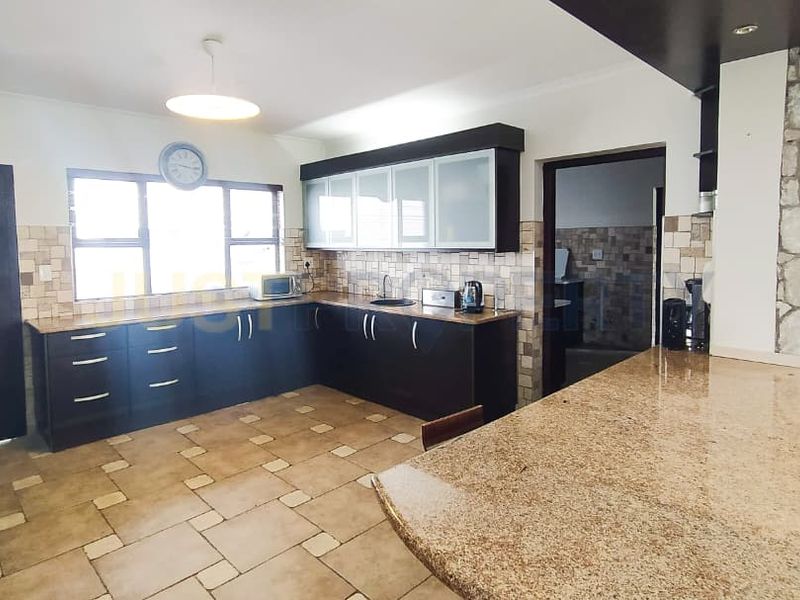 5 Bedroom Family Home - Photo 5