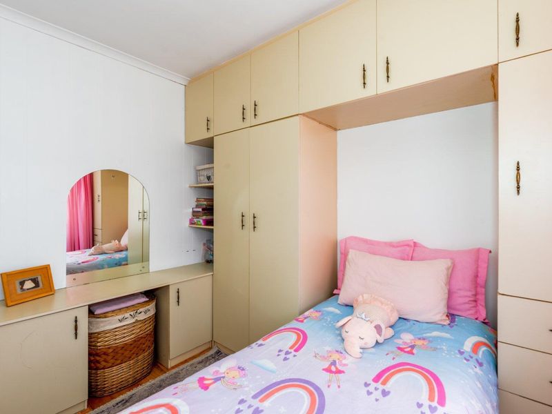 Duel living couldnt be more exciting than this gorgeous family home. - Photo 10