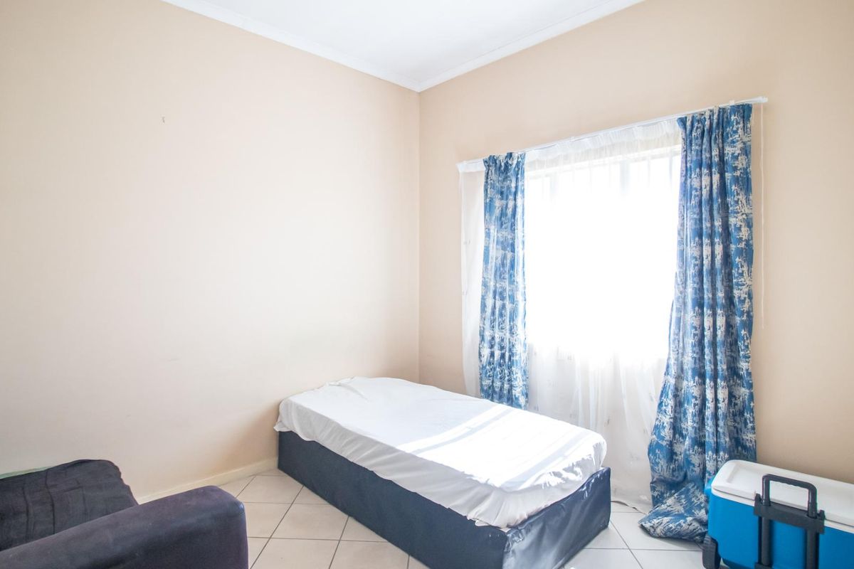 3 Bedroom 2 bathroom home - Photo 2