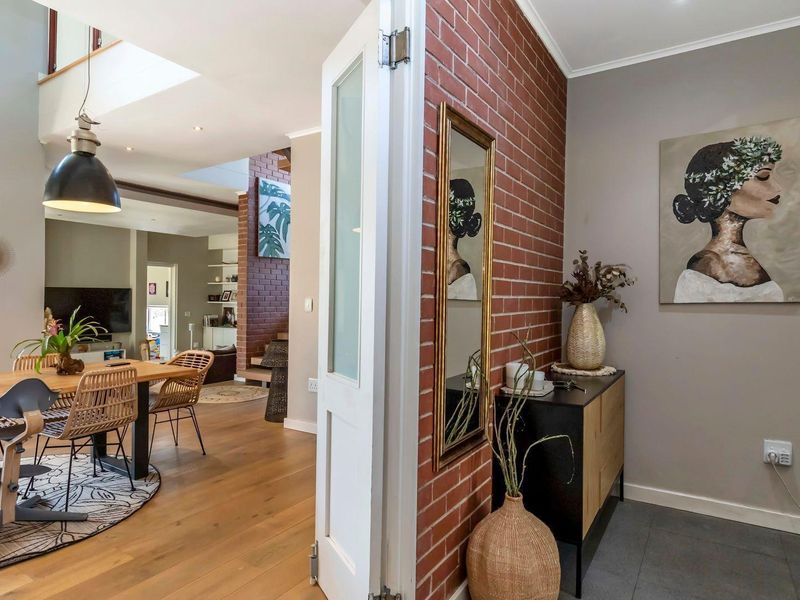 Classic modern day living in waterfall country estate - Photo 3