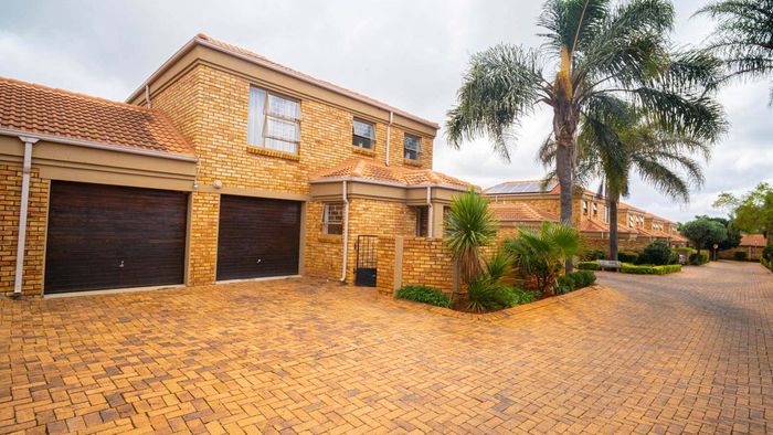 Property #2496226, Townhouse For Sale in Roodepoort Central