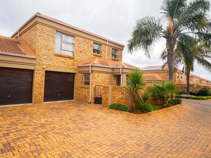 Family Home with Space in Ruimsig - Photo 1