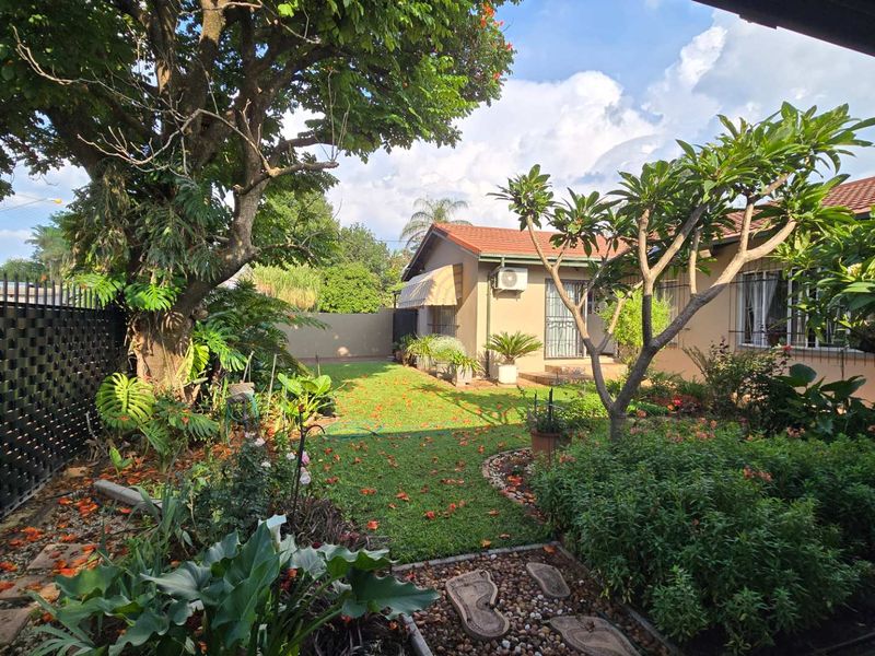 Perfect Family Haven with bonus Flatlet & Sparkling pool in Sinoville - Photo 3