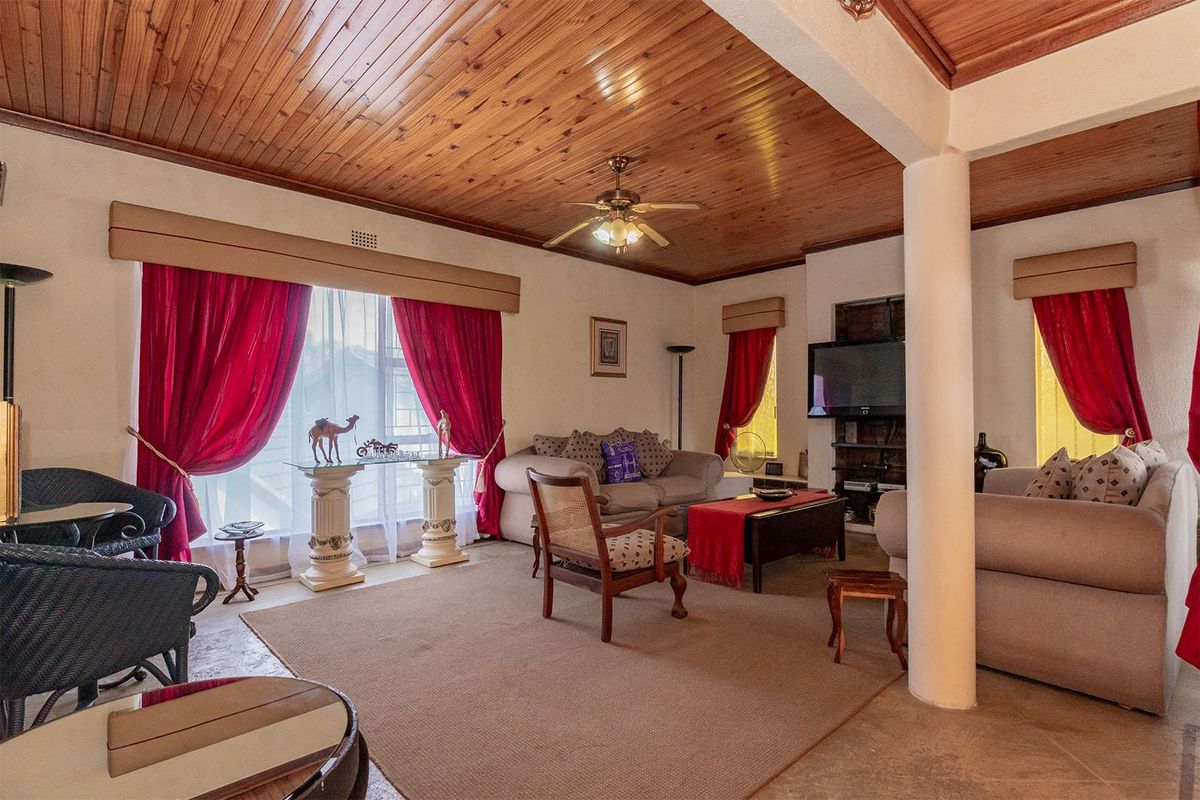 Spacious 3 Bedroom Family Home with Pool in Norkem Park. - Photo 4