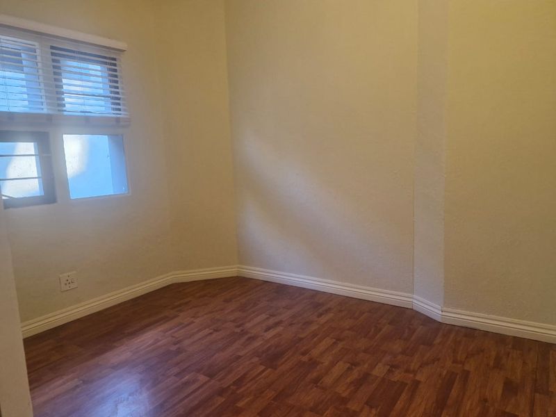 Three Bedroom Renovated Apartment - Photo 8