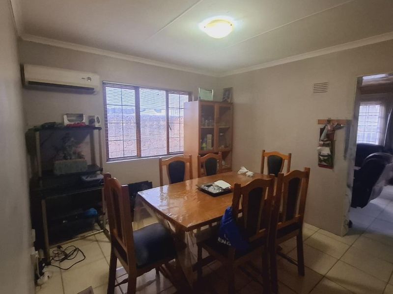Spacious 3-Bed Home with Parking in Escombe - Photo 5