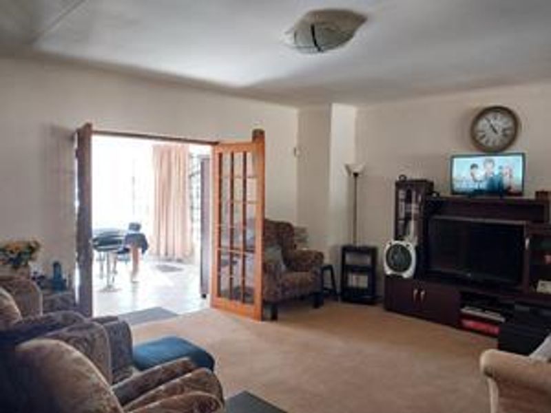 HUGE FAMILY HOME IN PRIME AREA - Photo 4