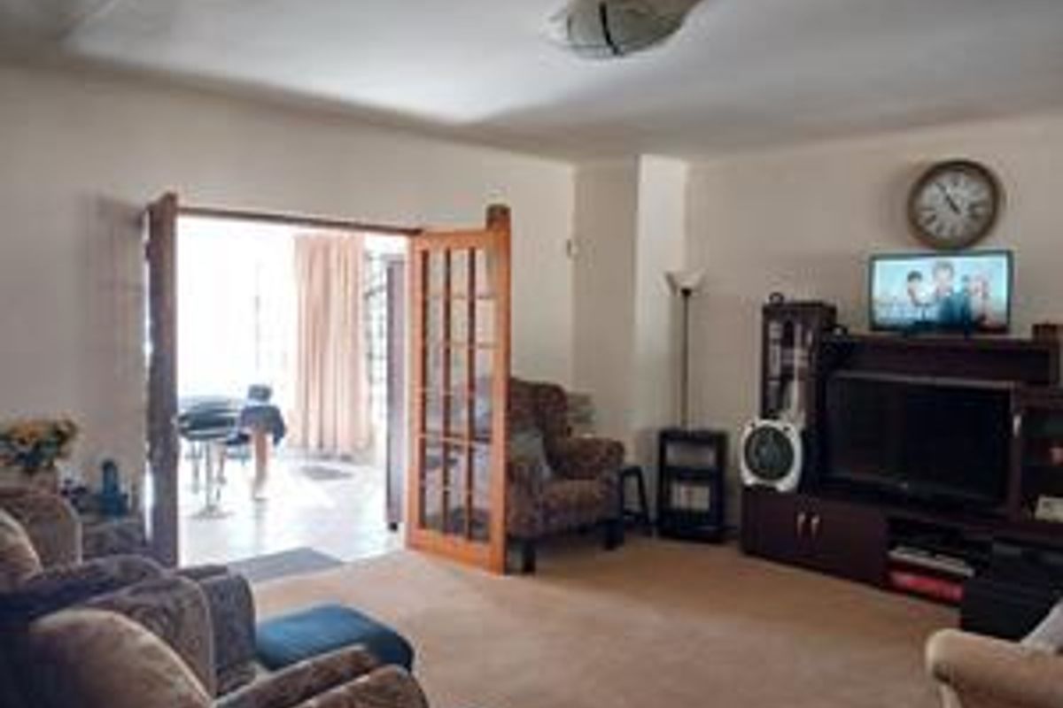 HUGE FAMILY HOME IN PRIME AREA - Photo 4