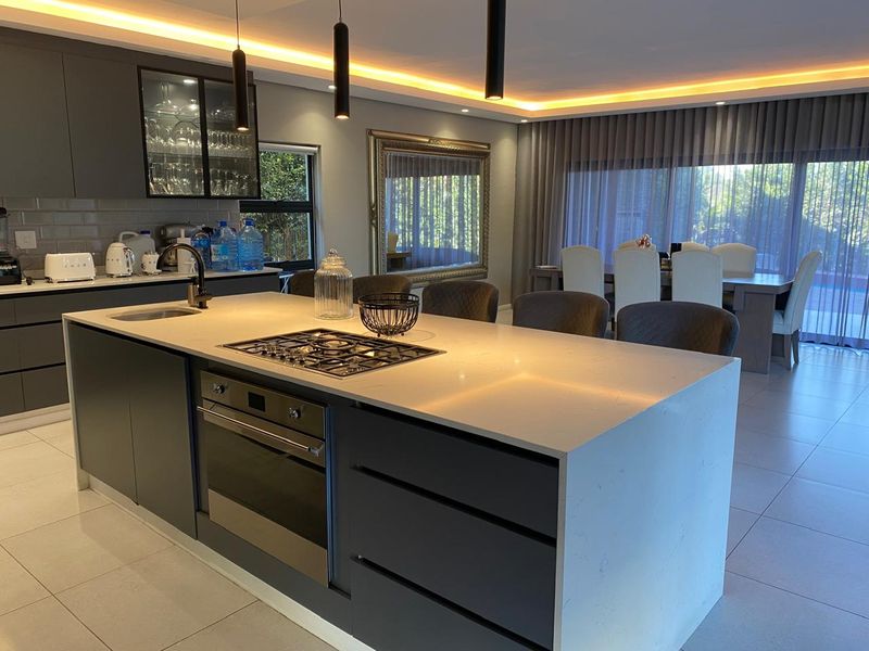 Excuiste Home For Rental in Palm Lakes Estate - Photo 2