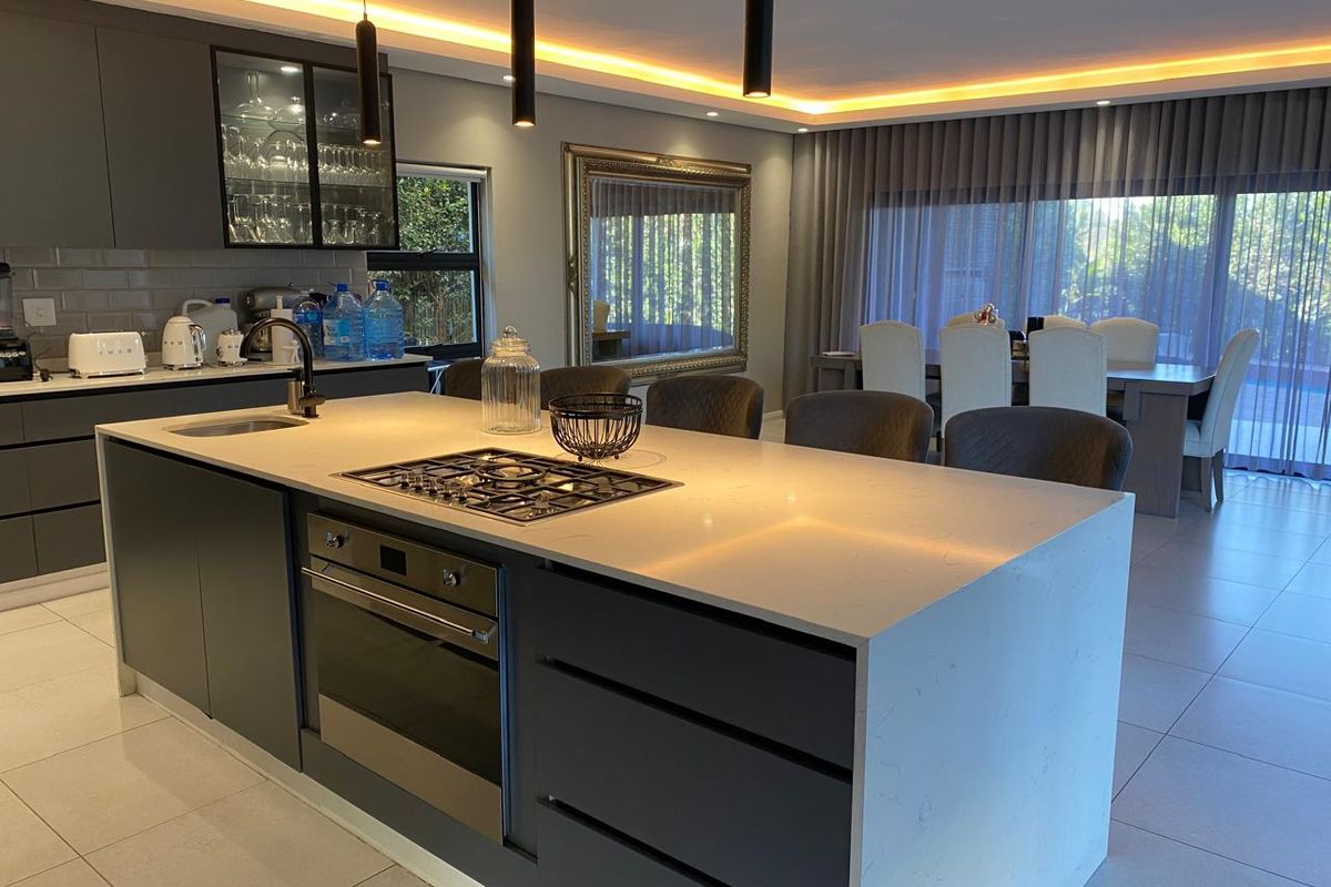 Excuiste Home For Rental in Palm Lakes Estate - Photo 2