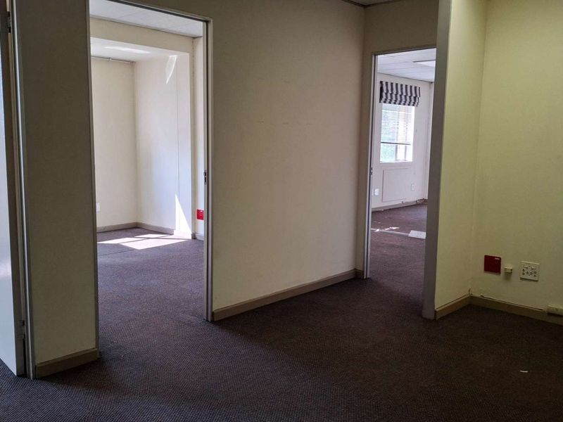 Prime Office Space Available: Ideal for Your Business Needs - Photo 8