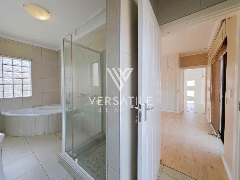 Ensuite bathroom to Master Bedroom 24