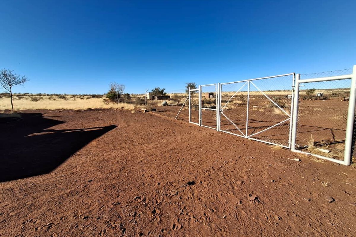 Farm 80 km from Kalkrand in a western direction - Photo 4