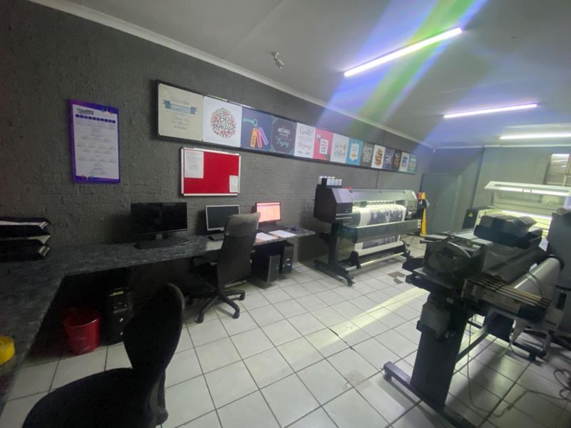 Vibrant Location: Perfect for Car Showroom & More - Photo 10