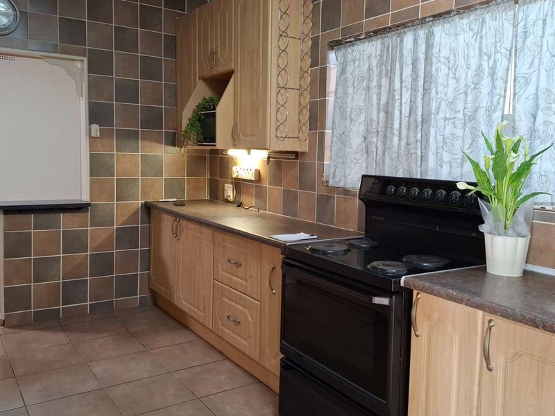 Charming 3 Bedroom Home with Awesome Amenities - Photo 6