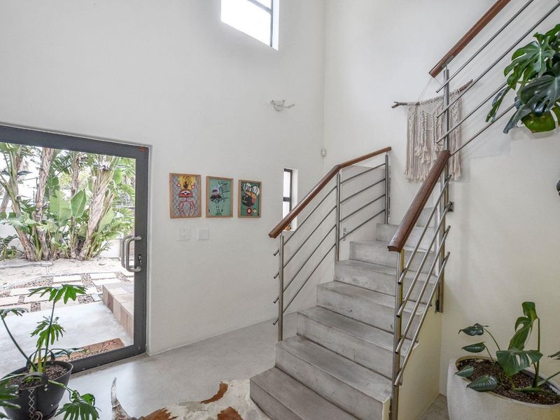 Spacious Beachside Family Retreat – 350m from the Ocean - Photo 2