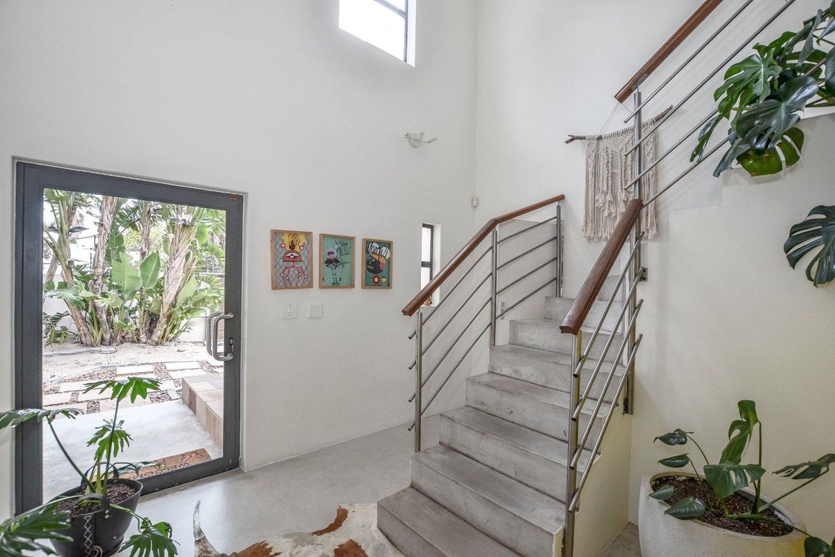 Spacious Beachside Family Retreat – 350m from the Ocean - Photo 2