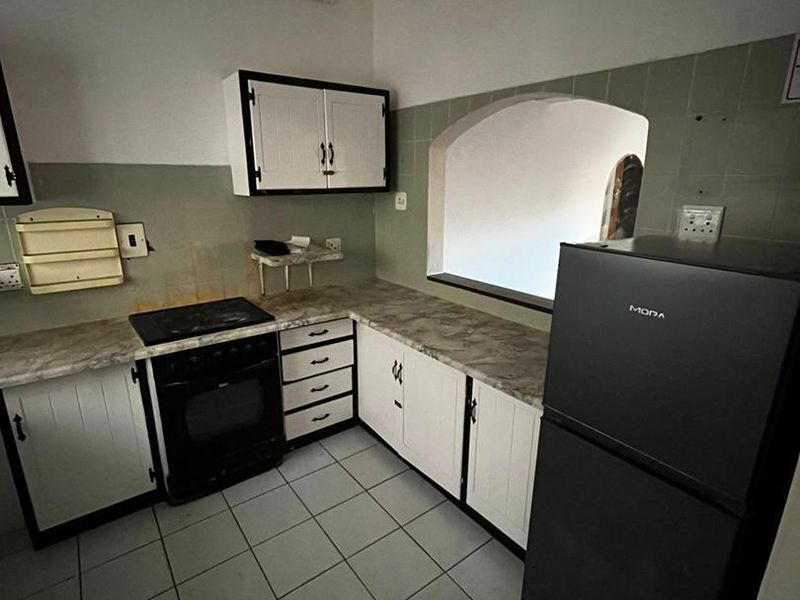 Refurbished 4 Bedroom Apartment in Central - Photo 6