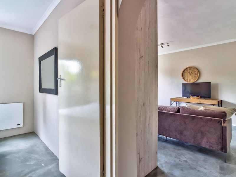 Renovated top floor apartment with stunning Table Mountain views - Airbnb Friendly! - Photo 9
