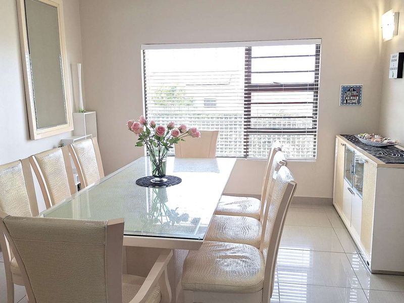 Spacious 5 Bedroom House with Stunning Ocean View in Dana Bay - Photo 9