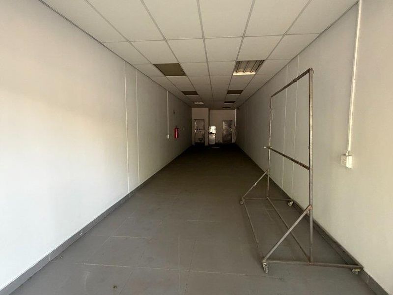 70 Sqm RETAILS SPACE ON SPECIAL TO RENT IN PRETORIA FOR R 5999.00 PM AVAILABLE IMMEDIATELY. - Photo 4