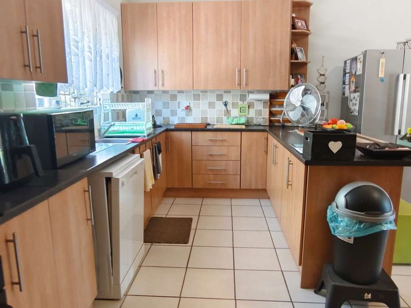 Pristine Modern Retreat in the Heart of the Bushveld - Photo 7