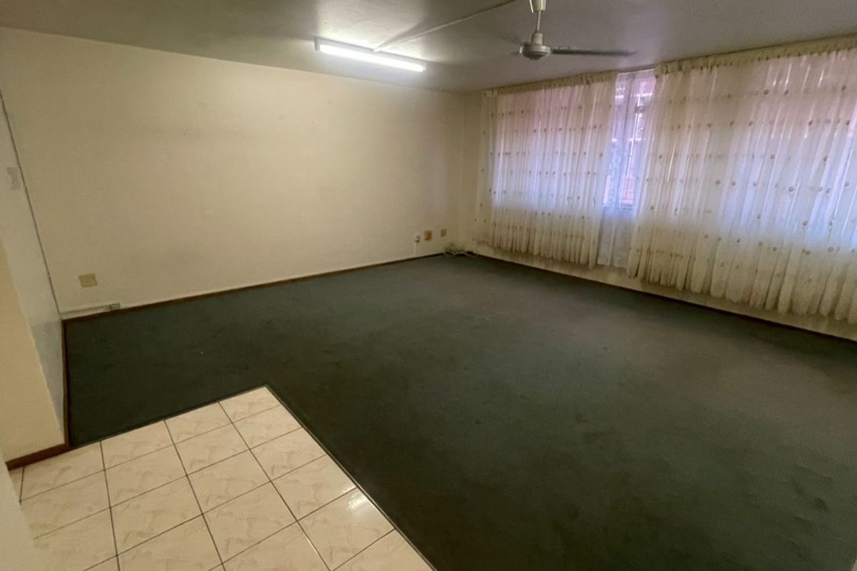 Spacious apartment with potential - Photo 4