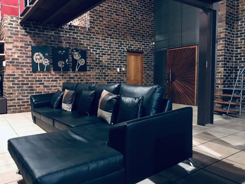 SOHO LOFT LIVING AT IT'S BEST. - Photo 3