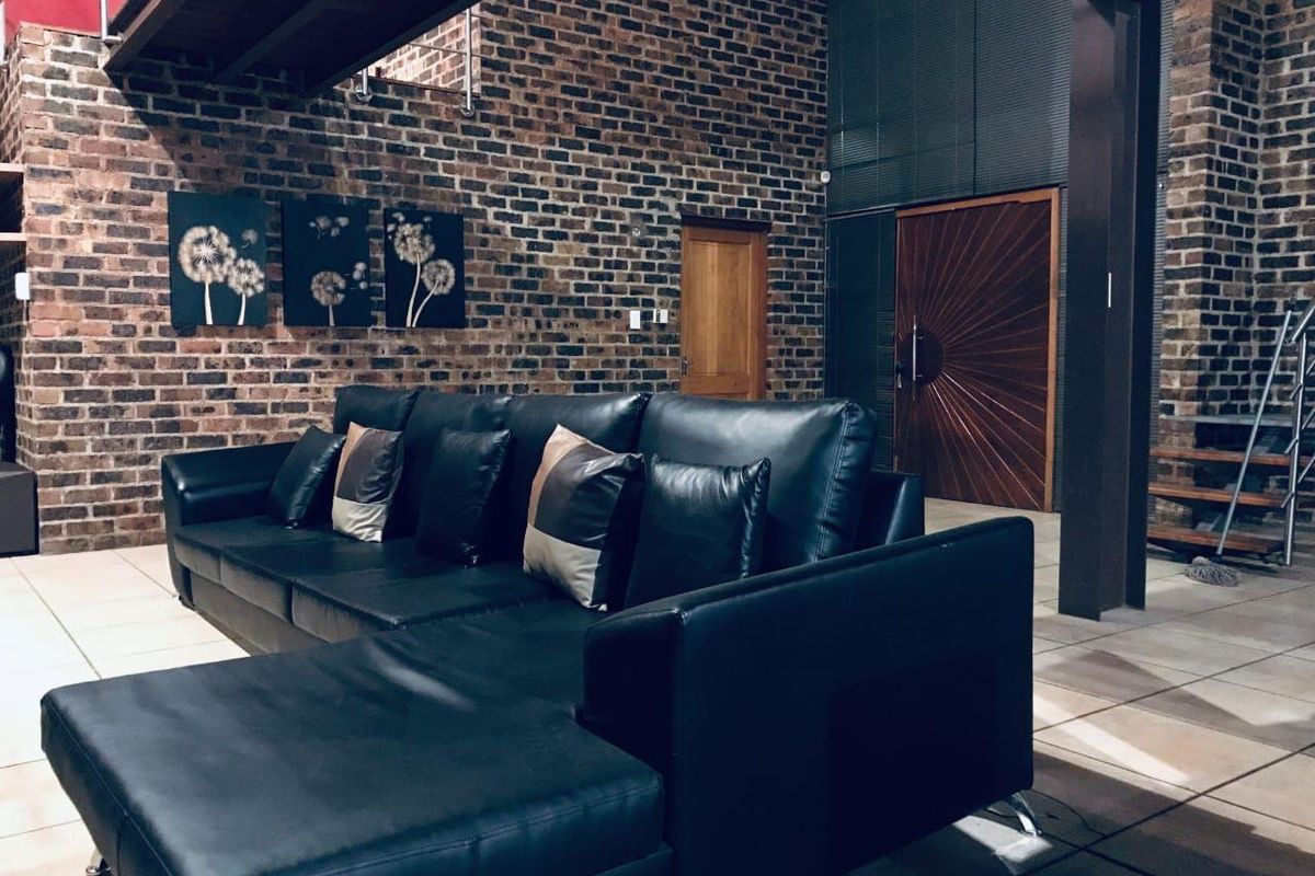 SOHO LOFT LIVING AT IT'S BEST. - Photo 3