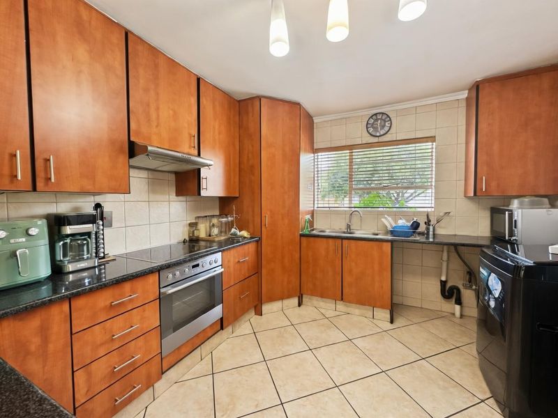 GORGEOUS PRIVATE AND SECURE HOME IN PEMBROOK FOR RENT - Photo 9