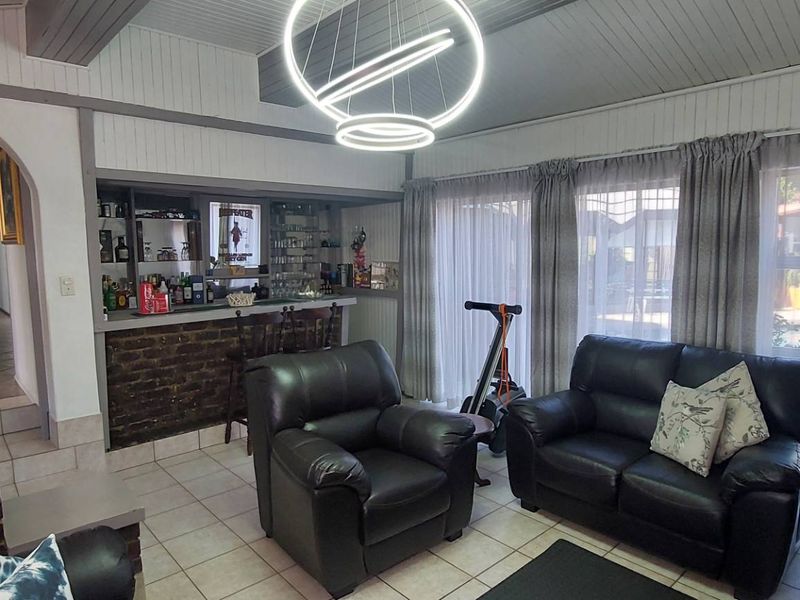 3 bedroom Entertainer with 2 bed Flat on Corner Stand - Photo 3