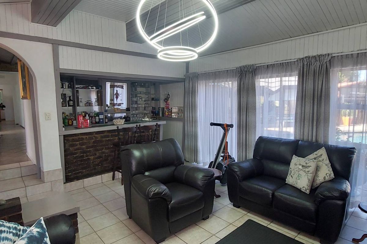 3 bedroom Entertainer with 2 bed Flat on Corner Stand - Photo 3