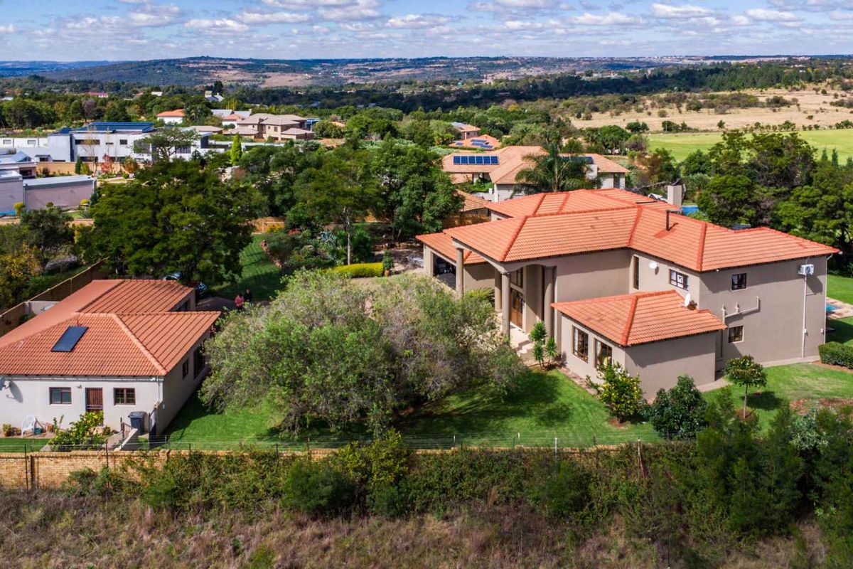 The Dual-Living Masterpiece: Two Independant Homes Offering Unrivaled Versatility for Extended Families or Savvy Investors - Photo 2