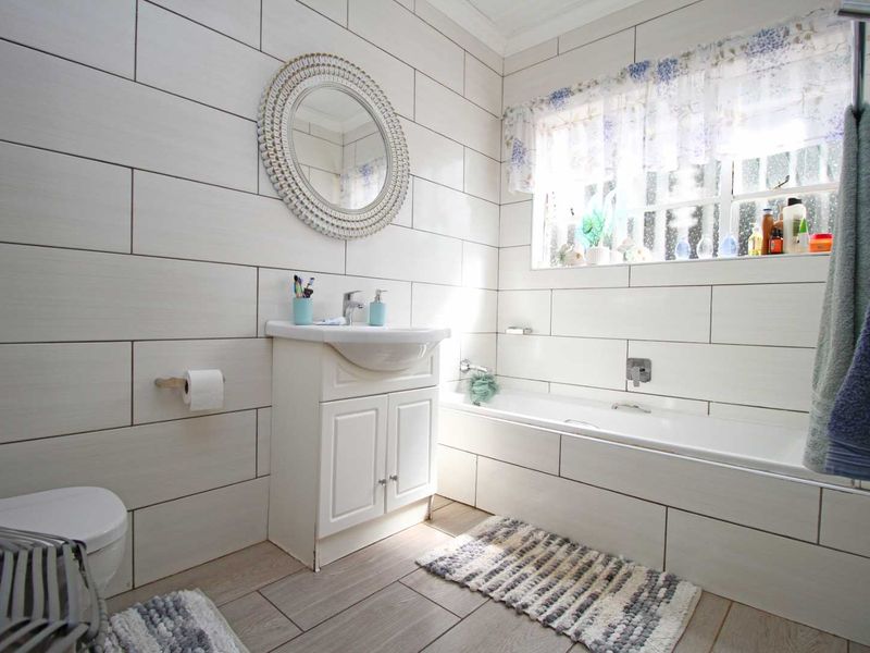 Modern Facebrick 4-Bedroom Gem with Pool, Back up water system and lots of space - Photo 7