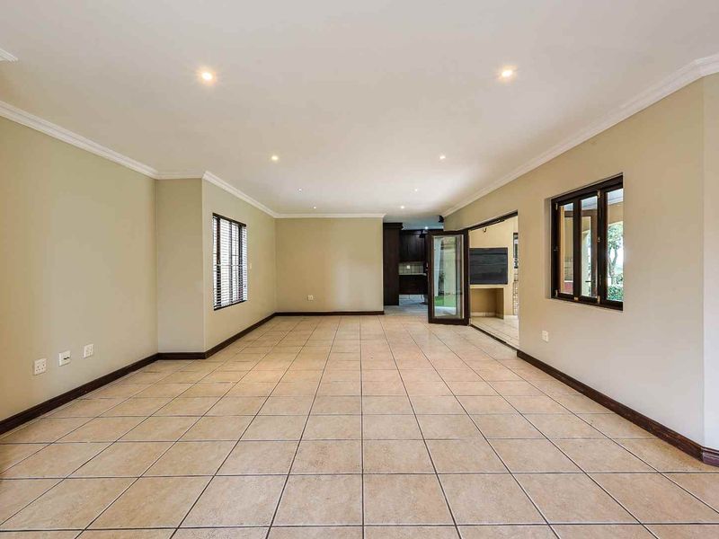 Sophisticated Luxury Living on the Fairway – Waterkloof Golf Estate - Photo 9