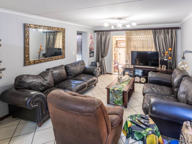 Charming Duplex Unit with Modern Amenities - Photo 4