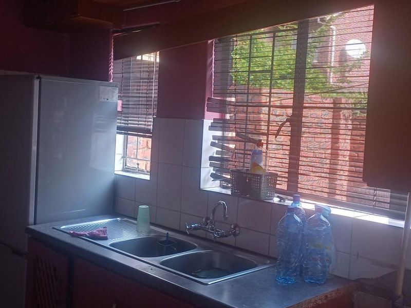 "Silverton Comfort: 2-Bed Apartment with Security & Spacious Living!" - Photo 5