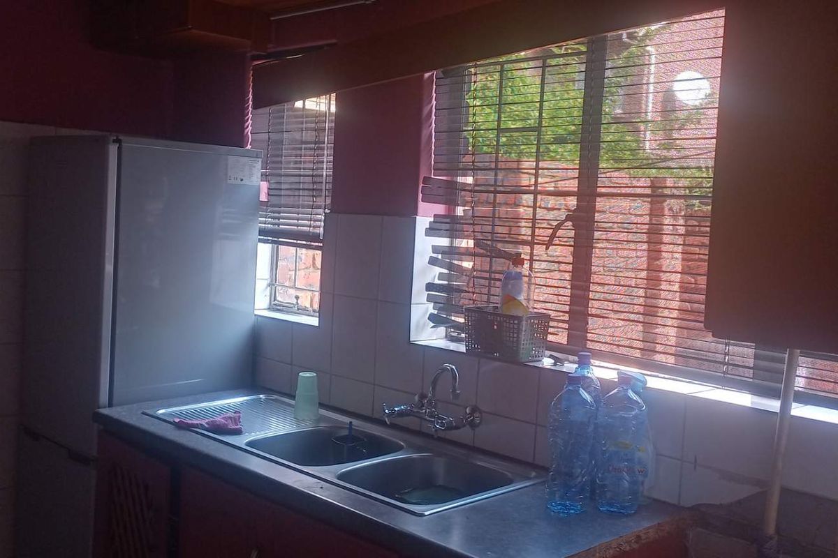 "Silverton Comfort: 2-Bed Apartment with Security & Spacious Living!" - Photo 5