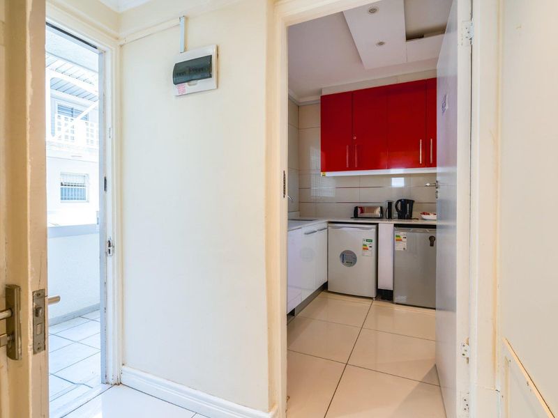 BEACHFRONT LIVING WITH EXCEPTIONAL FLEXIBILITY ALONG THE MOUILLE POINT MILE - Photo 10