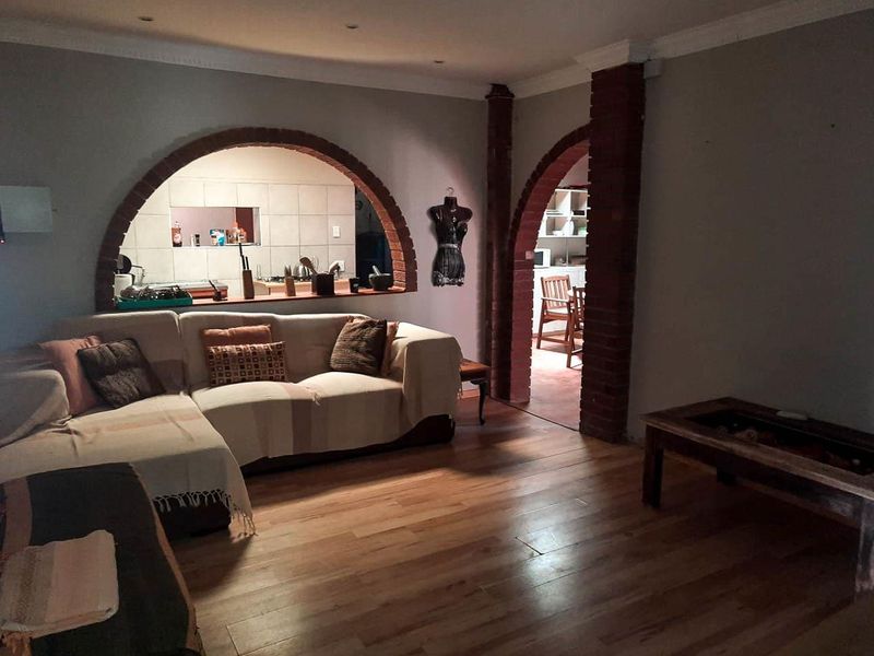 Spacious Home with Separate Flat - Photo 7