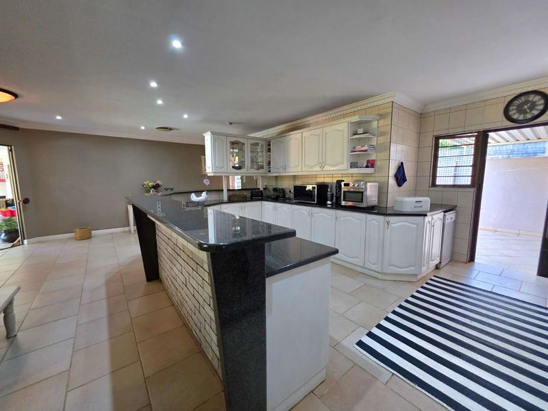 Prime Position 4 Bedroom Winston Park Home - Photo 7