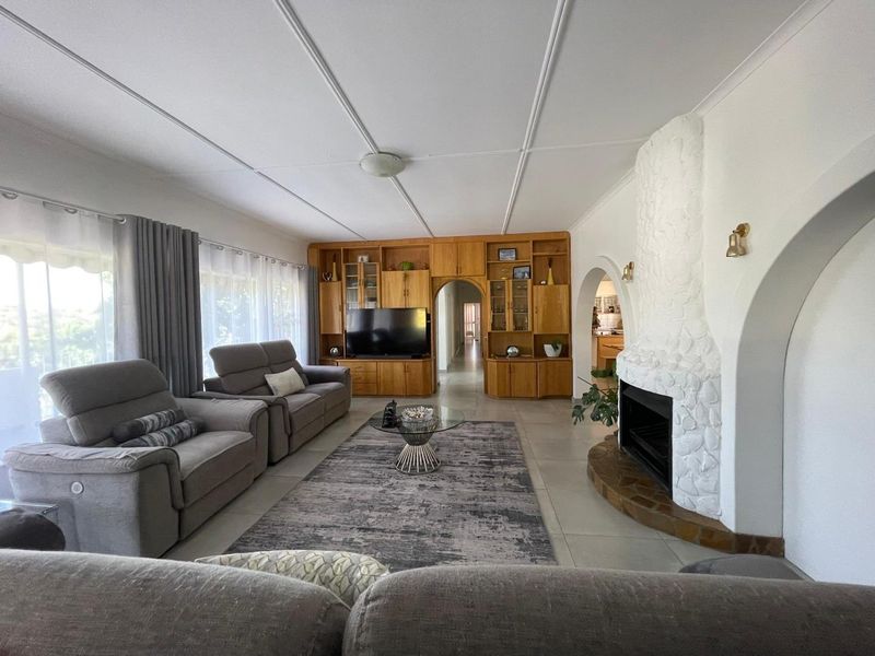 Lovely Freestanding Family Home for Rent - Photo 2