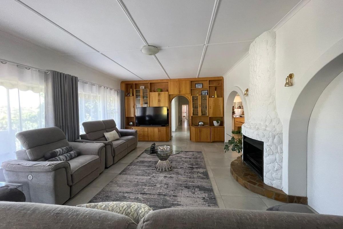 Lovely Freestanding Family Home for Rent - Photo 2