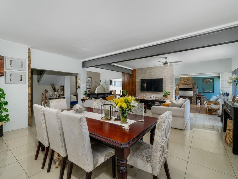 Large home with 5 flats - Photo 3