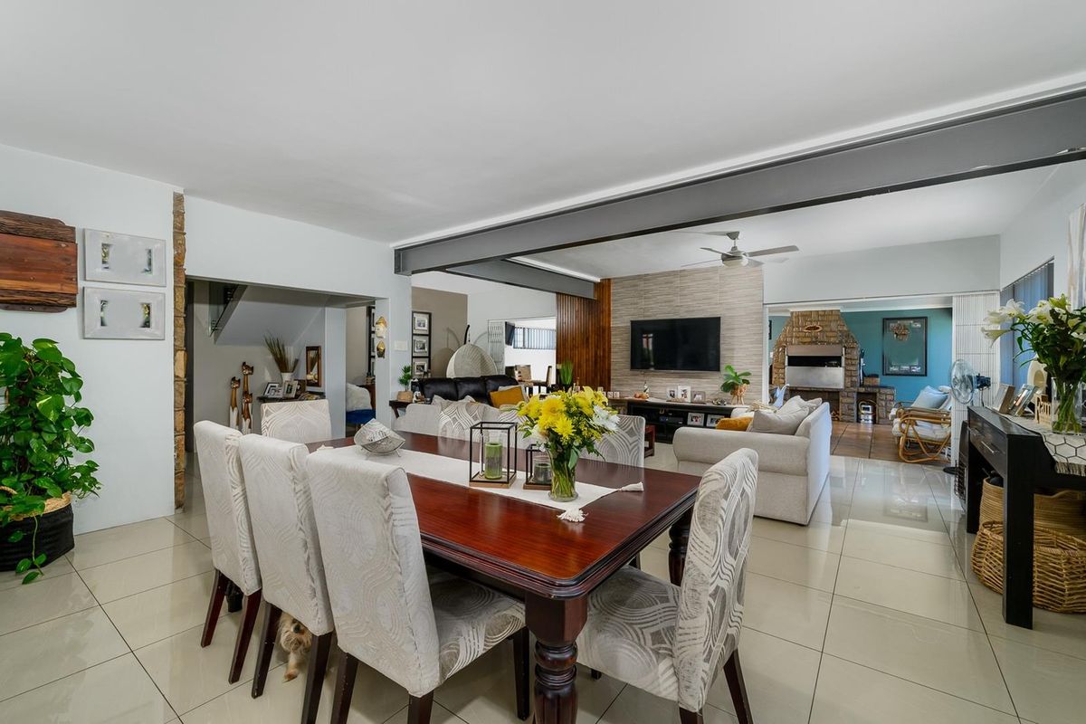 Large home with 5 flats - Photo 3