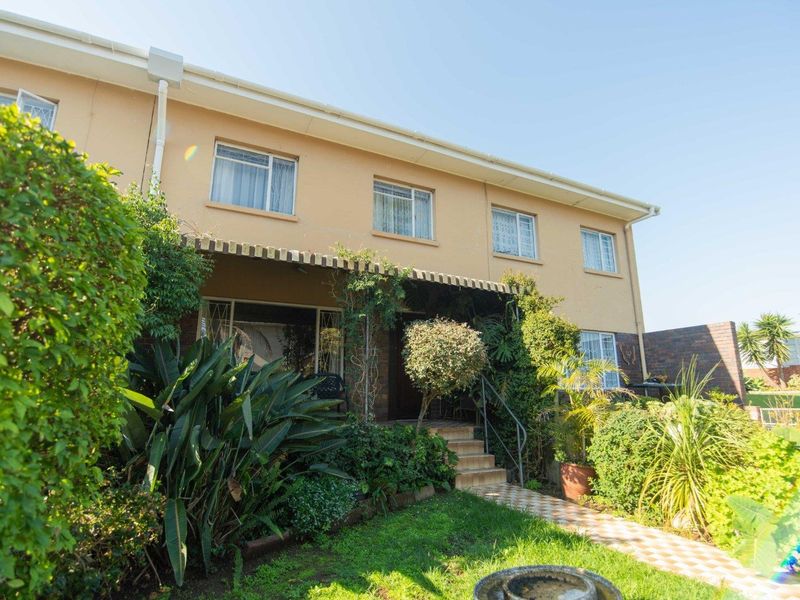 Spacious 3 Bedroom Duplex with Private Garden & Pet-Friendly Living - Photo 4