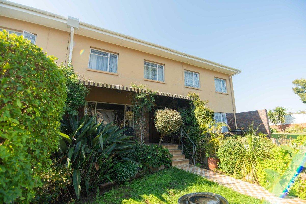 Spacious 3 Bedroom Duplex with Private Garden & Pet-Friendly Living - Photo 4