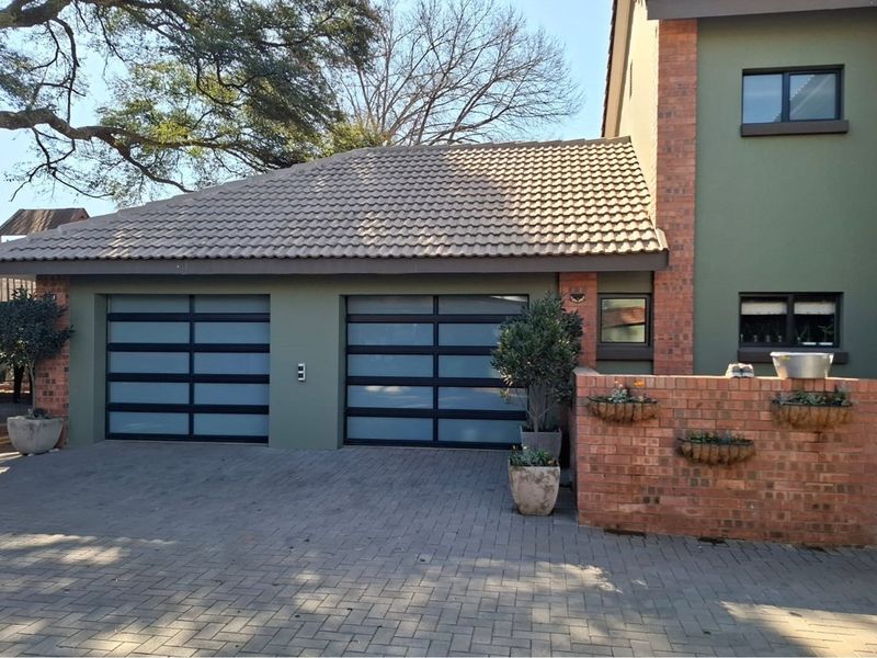 Architectural Elegance Meets Family Functionality - Modern Masterpiece on Corner Stand in Groenkol - Photo 3