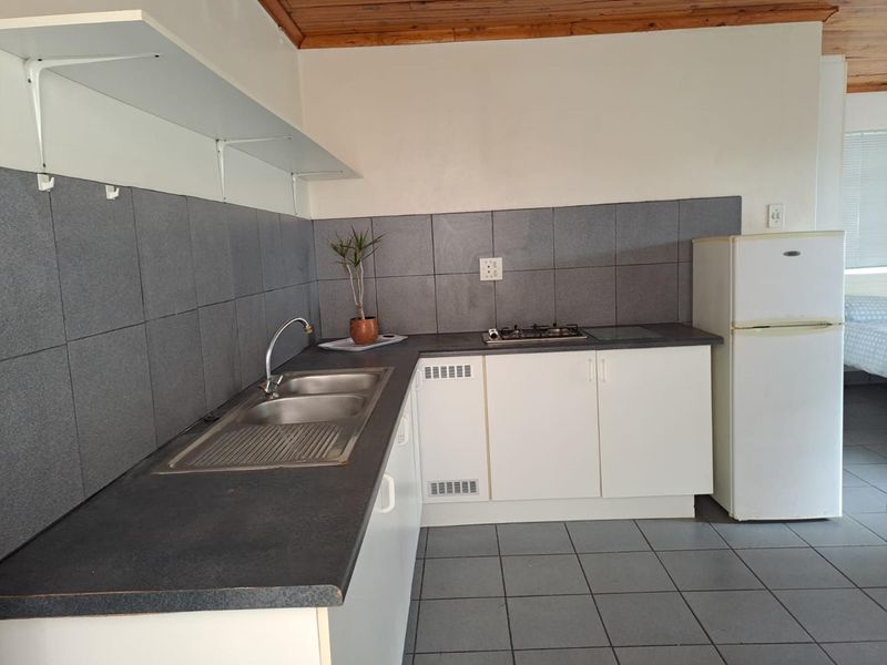 Studio Flat to rent in Summerstrand - Photo 3