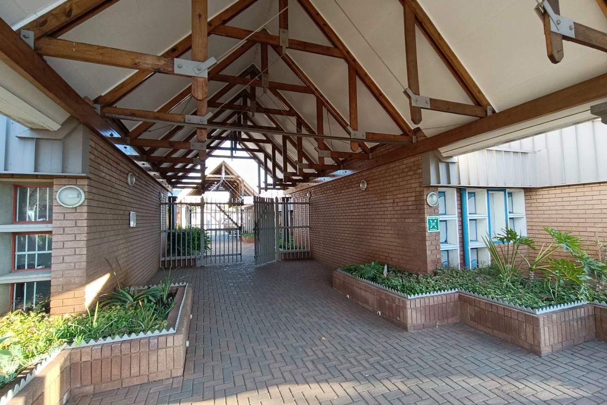 SHOPPING CENTRE FOR SALE - Photo 5